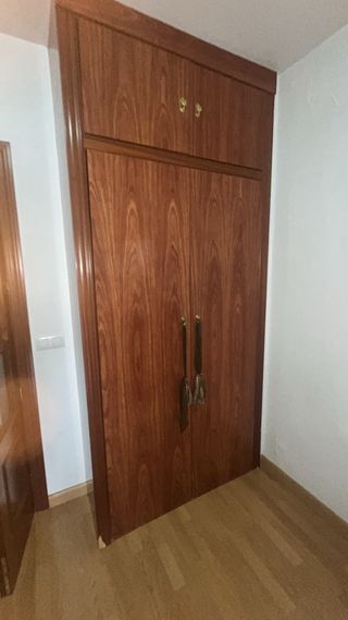 Mobile in legno massello marrone