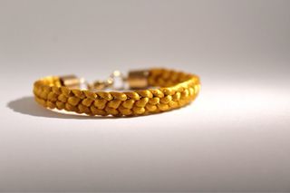 Pulsera de hilo trenzado dorada
