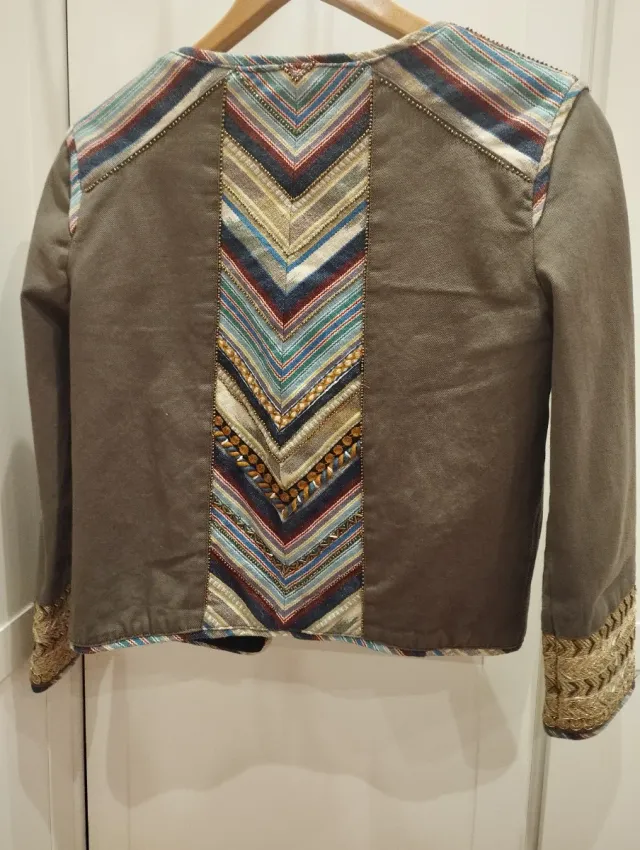 Chaqueta, americana,blazer de Bershka bordada.