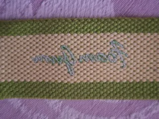 Cinturón de tela beige y verde