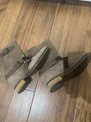 Botines de ante beige con hebillas