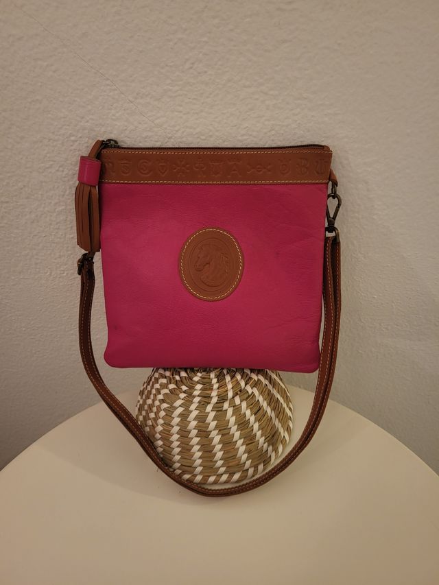 Bolso de piel rosa con detalles marrones