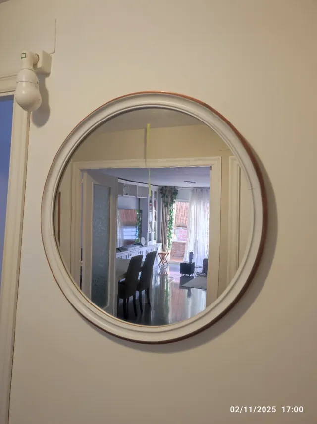 Specchio rotondo in legno e vetro.