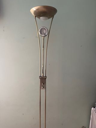 Lámpara de pie moderna dorada