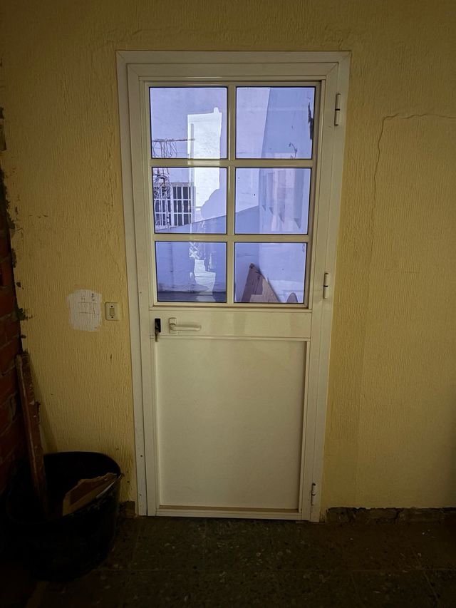 2 !!! Puertas aluminio con cristales
80x200 metros