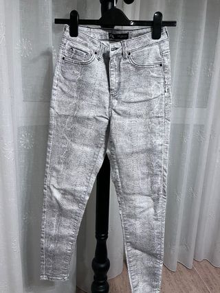 Pantalón Zara efecto piel serpiente Talla XS