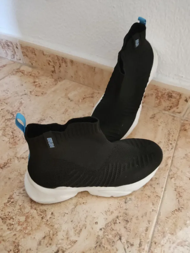 Botas deportivas negras sin cordones