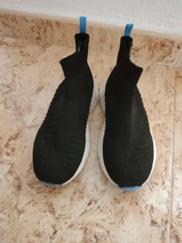 Botas deportivas negras sin cordones