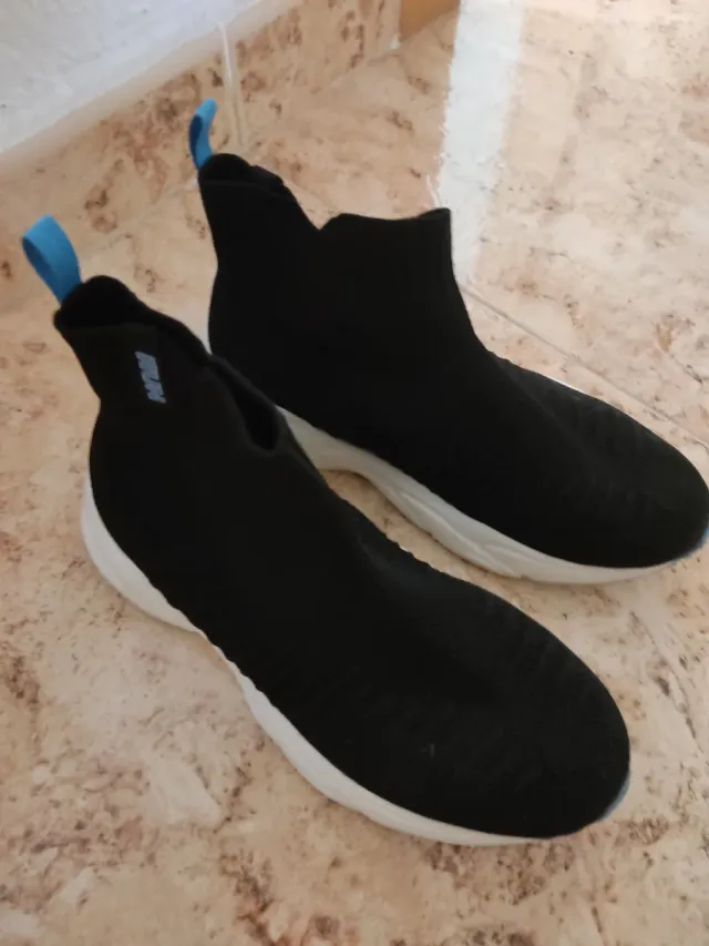 Botas deportivas negras sin cordones