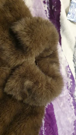 Abrigo pelo sintético marrón sin estrenar