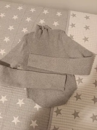 Jersey canalé cuello alto gris