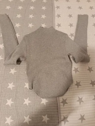 Jersey canalé cuello alto gris