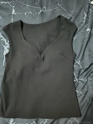 Top negro escote pico tirantes