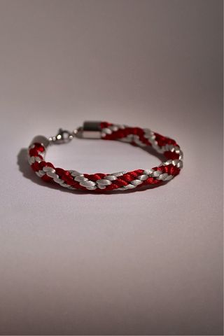 Pulsera trenzada roja y plateada