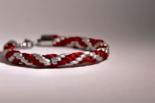 Pulsera trenzada roja y plateada