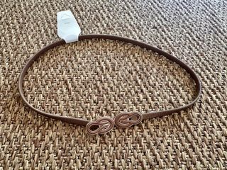 Cinturón elástico fino marrón