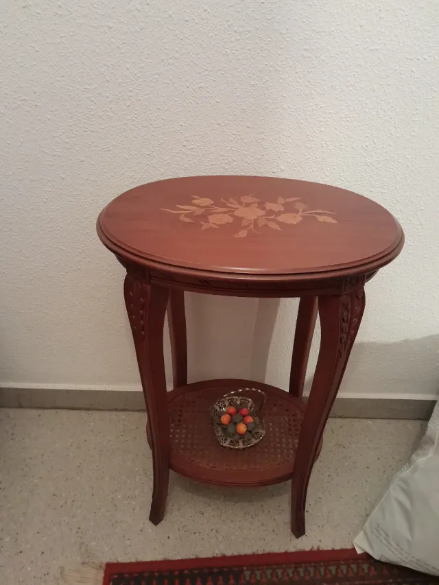Mesa auxiliar redonda de madera y ratán