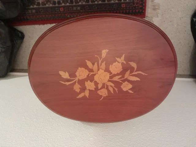 Mesa auxiliar redonda de madera y ratán