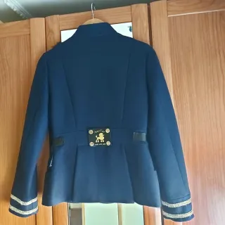 Chaqueta Highly Preppy azul y dorada