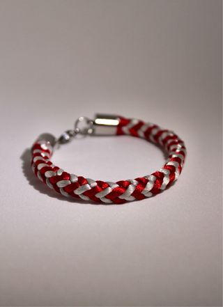 Pulsera trenzada roja y plateada