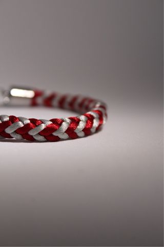 Pulsera trenzada roja y plateada