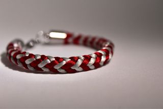 Pulsera trenzada roja y plateada