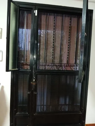 Puerta de hierro con reja