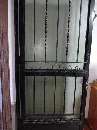 Puerta de hierro con reja