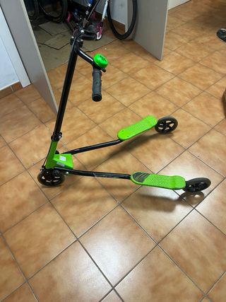 Patinete 3 ruedas negro y verde