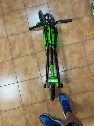 Patinete 3 ruedas negro y verde