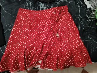Falda roja con estampado de corazones