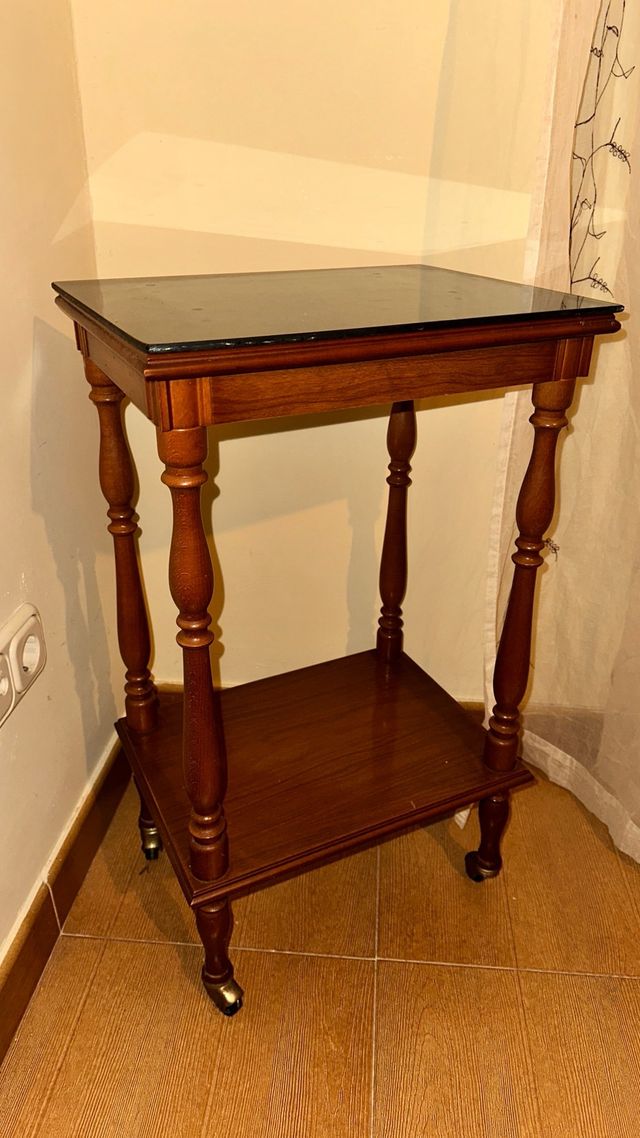 Tavolo laterale con ruote e vetro