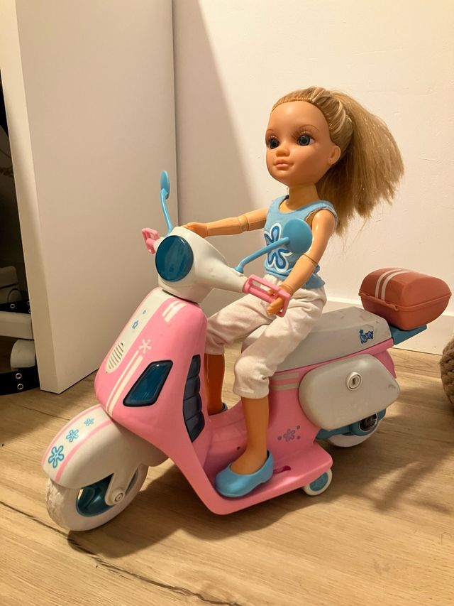 Nancy Motorista con Moto Rosa