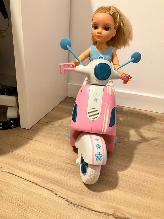 Nancy Motorista con Moto Rosa