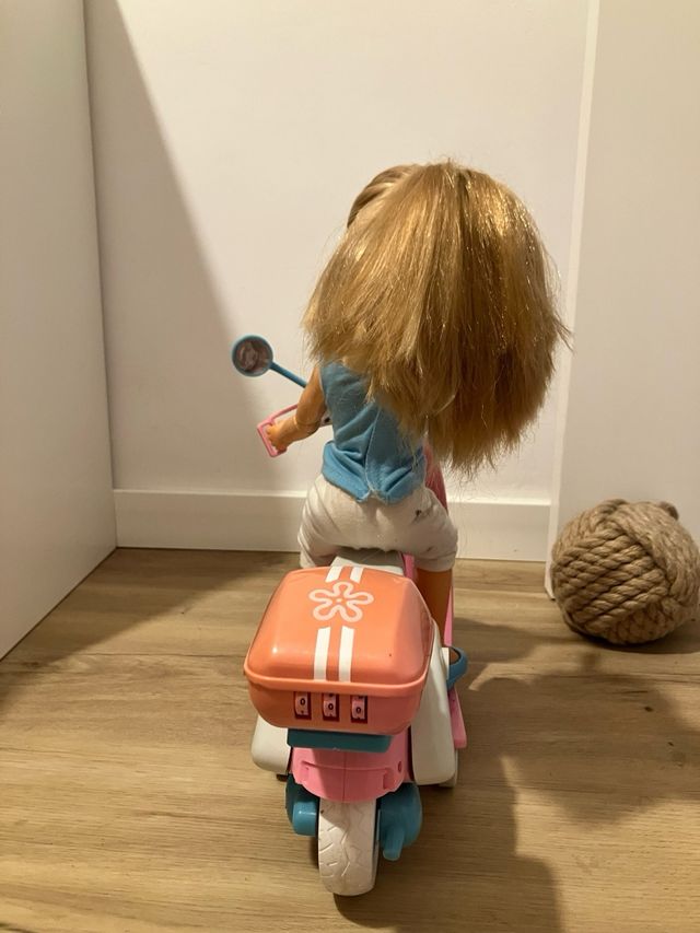 Nancy Motorista con Moto Rosa