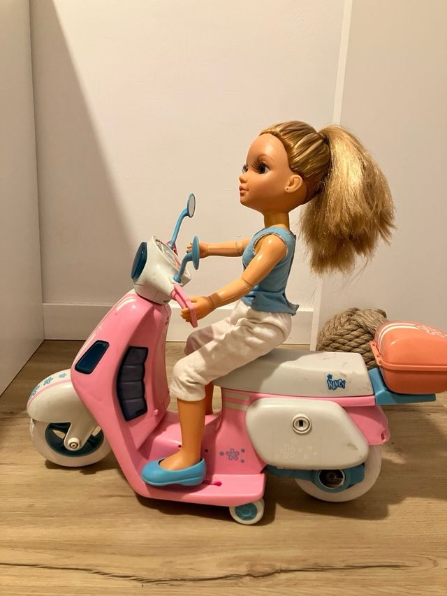 Nancy Motorista con Moto Rosa