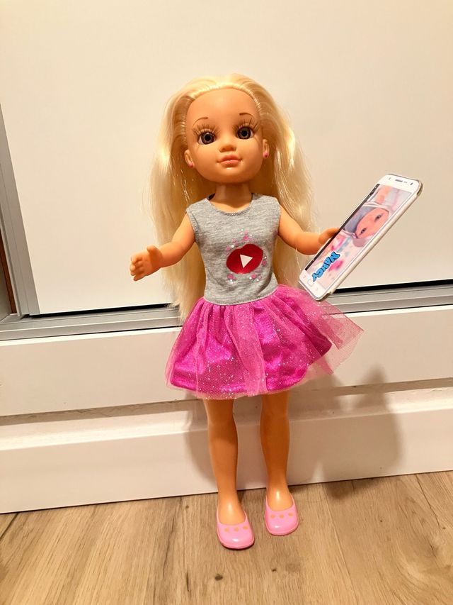 Nancy Youtuber con móvil