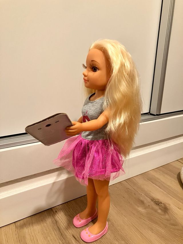 Nancy Youtuber con móvil