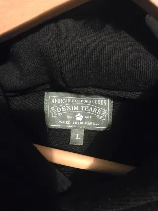 Sudadera Negra con Estampado Blanco