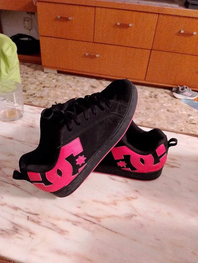 Zapatillas DC Negras y Rojas Talla 36.5