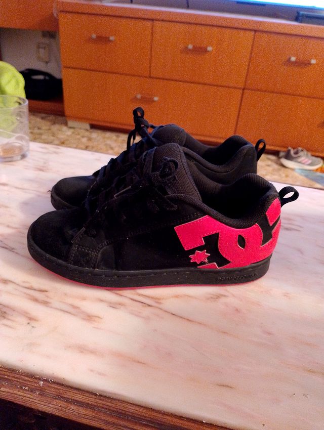 Zapatillas DC Negras y Rojas Talla 36.5