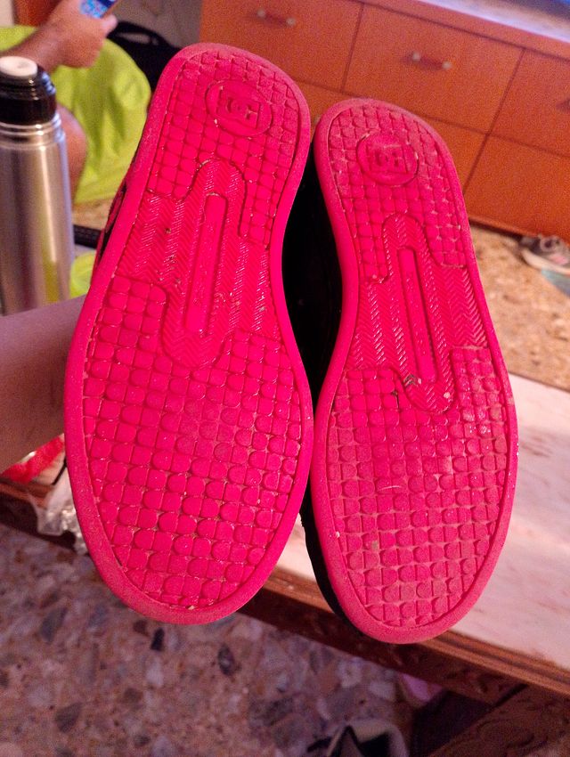 Zapatillas DC Negras y Rojas Talla 36.5