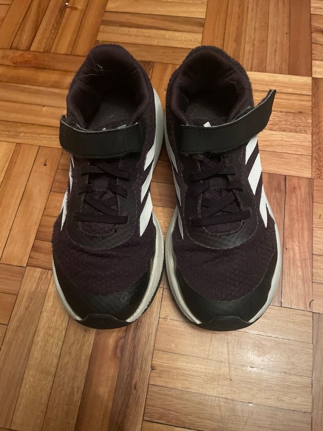 Tenis Adidas Niño Negro Blanco talla 34