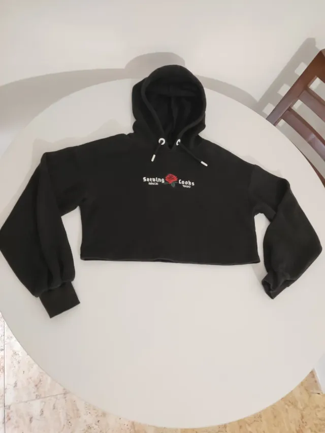 Sudadera corta negra con estampado de rosa