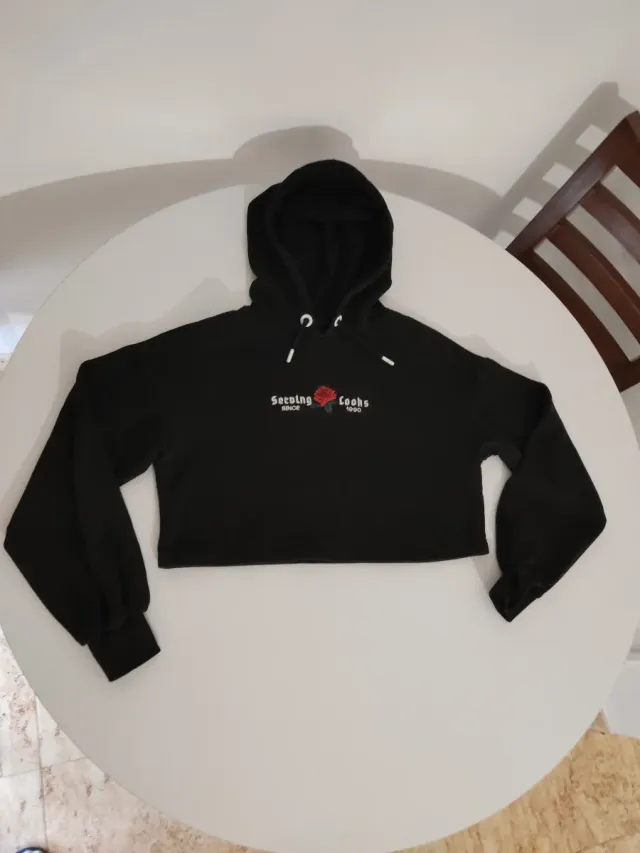 Sudadera corta negra con estampado de rosa