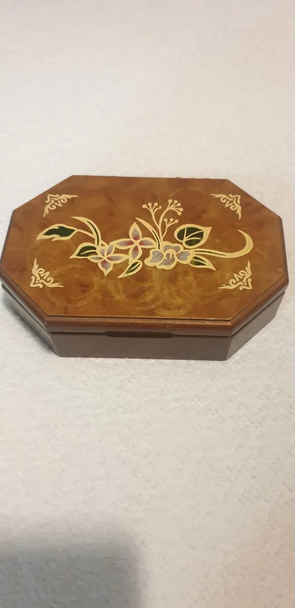 Portagioie e specchio vintage in legno