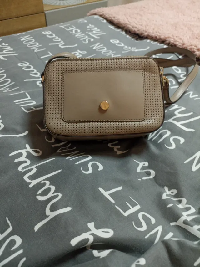 Bolso pequeño beige con detalles dorados
