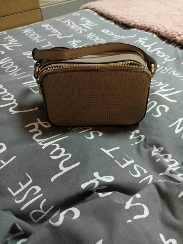 Bolso pequeño beige con detalles dorados