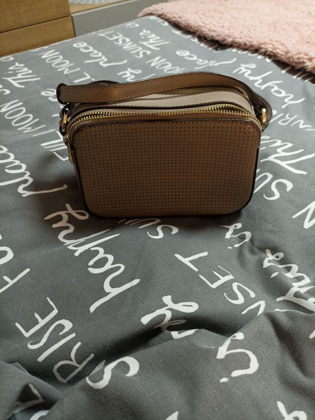 Bolso pequeño beige con detalles dorados