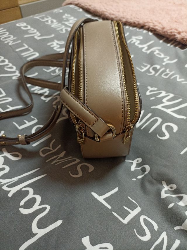 Bolso pequeño beige con detalles dorados